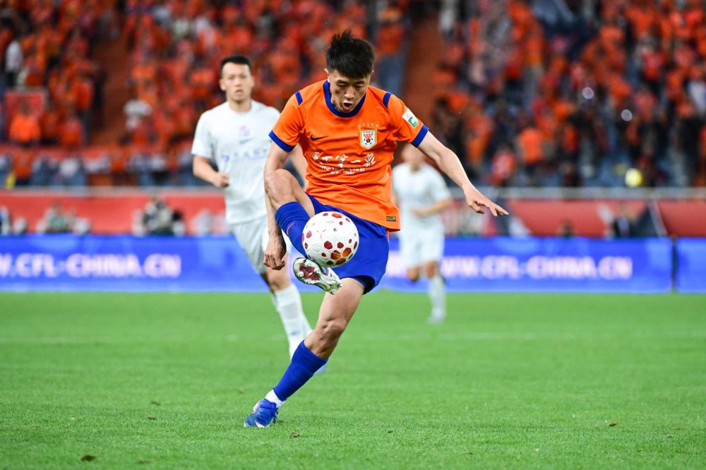 韩国足球中坚金玟哉足球职业生涯与核心价值解析
